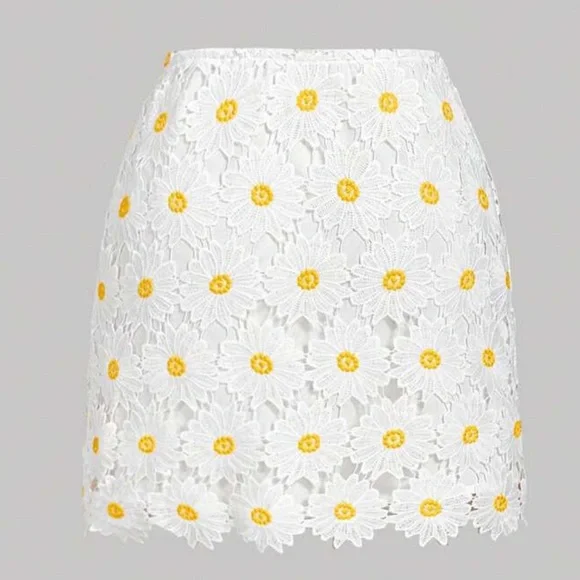 🌻 PLUS Lace Skirt 🌻 - Picture 2 of 5